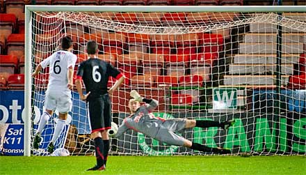 Liam Fox scores from the spot Liam Fox scores from the spot