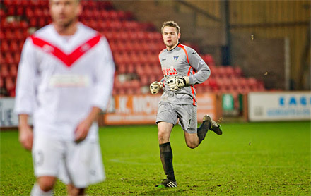Ryan Scully makes his way up for late corner Ryan Scully makes his way up for late corner