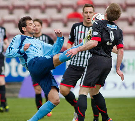 Allan Smith takes a high kick Allan Smith takes a high kick