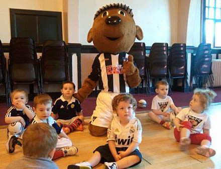 Sammy meets his fans at Community classes Sammy meets his fans at Community classes