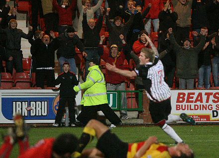 Gibson seals win with third Dunfermline goal v Partick Thistle Gibson seals win with third Dunfermline goal v Partick Thistle