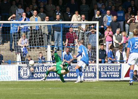 Phinns strike makes in 3-0 Phinns strike makes in 3-0
