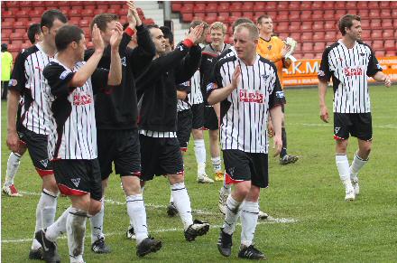 Pars players at the end of the 2009-10 home season Pars players at the end of the 2009-10 home season