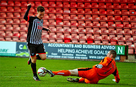 Chris Smith wins the one on one with Lawrence Shankland Chris Smith wins the one on one with Lawrence Shankland