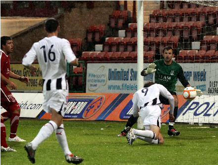 Pat Clarke scores v Aberdeen Pat Clarke scores v Aberdeen