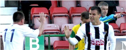 Steven Bell celebrates goal v Cowdenbeath Steven Bell celebrates goal v Cowdenbeath