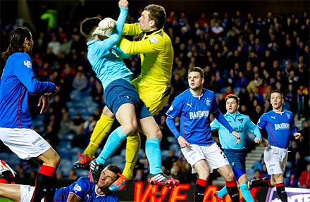 Cammy Bell beats Lawrence Shankland to a Ross Millen cross Cammy Bell beats Lawrence Shankland to a Ross Millen cross