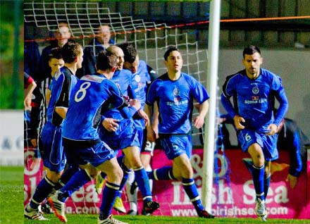 Steven Bell scores Steven Bell scores