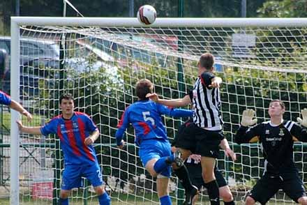 Kerr Young heads home the equaliser 1-1 Kerr Young heads home the equaliser 1-1