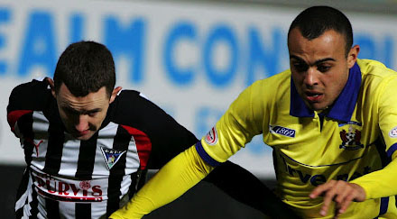 Paul Burns Grapples with Ben Gordon in this evenings  Clydesdale Bank Scottish Premier League game between Dunfermline Athletic FC and Kilmarnock FC  At East End Park, Dunfermline. Picture, Craig Brown .