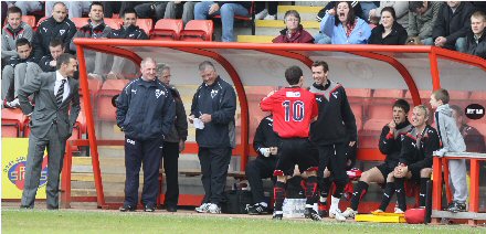 Nick Phinn goes to Graeme Holmes Nick Phinn goes to Graeme Holmes