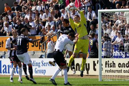 Chris Smith takes a Higginbotham cross Chris Smith takes a Higginbotham cross