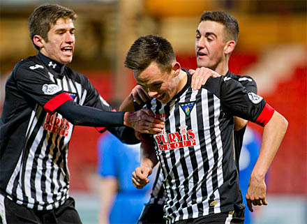 Lawrence Shankland is swamped by his new team mates Lawrence Shankland is swamped by his new team mates