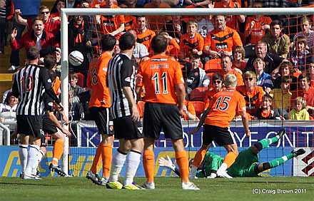 Paul Gallacher saves the Pars