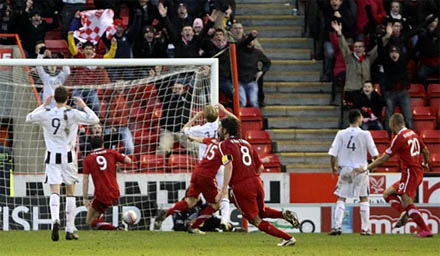 Aberdeen get the winning goal Aberdeen get the winning goal