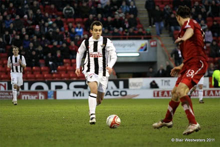 Nick Phinn breaks with a good chance in the dying minutes Nick Phinn breaks with a good chance in the dying minutes