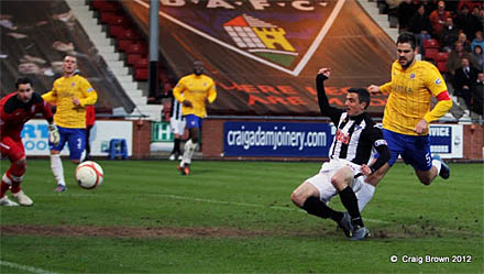 Craig Dargo scores for Dunfermline Craig Dargo scores for Dunfermline