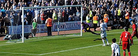 Davie Graham makes it 2-0 Davie Graham makes it 2-0