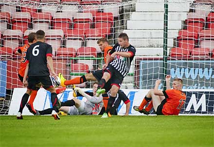 Scramb;le on Pars goalline