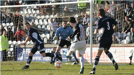 David Graham`s shot breaks for Gary Mason David Graham`s shot breaks for Gary Mason