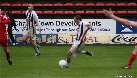 David Graham about to net v Clyde David Graham about to net v Clyde