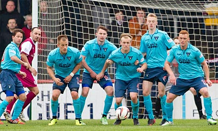Pars defend Arbroath free kick Pars defend Arbroath free kick