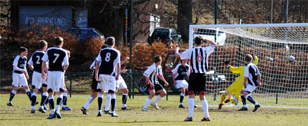 Stephen Leslie makes it 3-1 Stephen Leslie makes it 3-1
