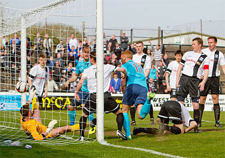 Ryan Thomson scores Ryan Thomson scores