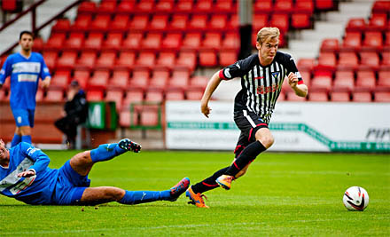 Robetrt Thomson v Airdrieonians Robetrt Thomson v Airdrieonians